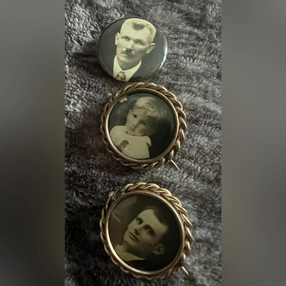Vintage Pins - Picture 4 of 5